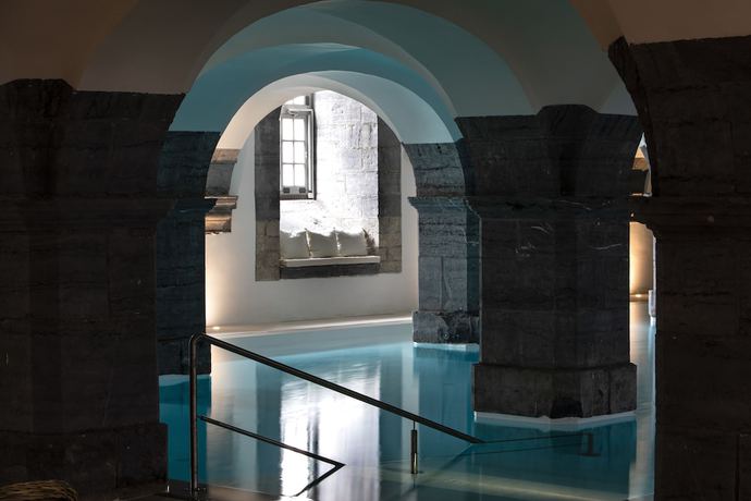 Imagen de la piscina del Royal Hainaut Spa and Resort Hotel. Foto 18