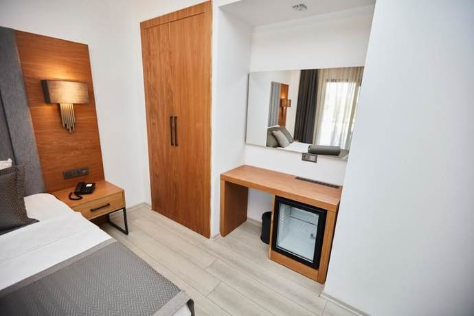 Imagen de la habitación del Ruwais Hotel. Foto 10