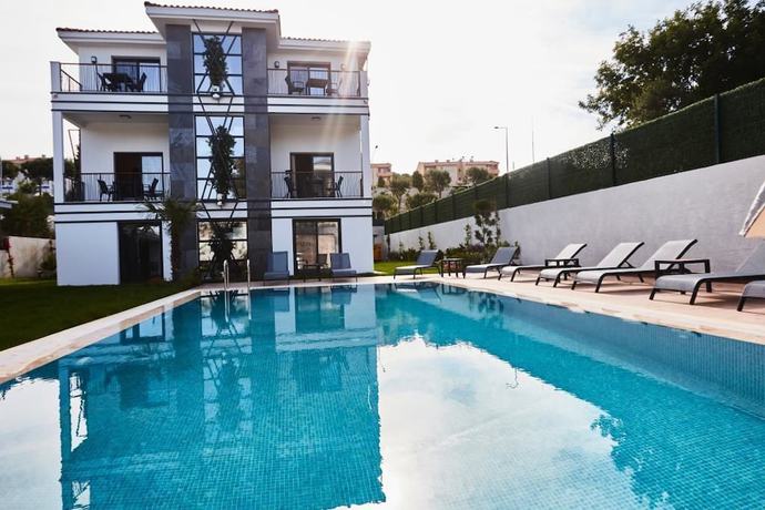 Imagen de la piscina del Ruwais Hotel. Foto 19