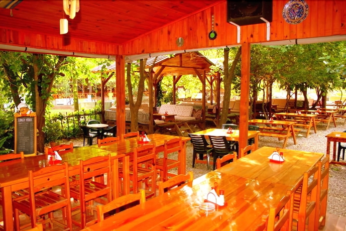 Imagen del bar/restaurante del Saban Tree Houses. Foto 12