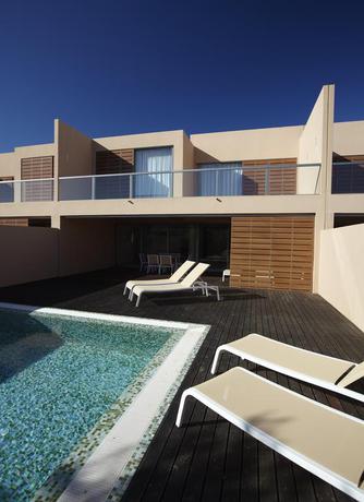 Imagen de la piscina del Salgados Beach Villas. Foto 13