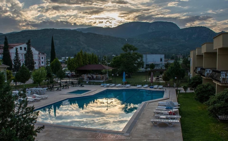 Imagen de la piscina del Samdan Thermal Hotel. Foto 12