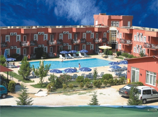 Imagen de la piscina del Samdan Thermal Hotel. Foto 15