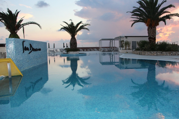 Imagen de la piscina del San Domenico Family Hotel. Foto 15