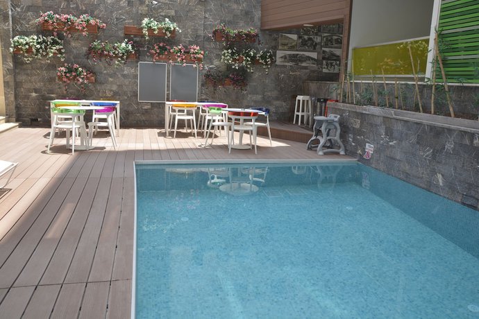 Imagen de la piscina del Saray Apart Hotel. Foto 15