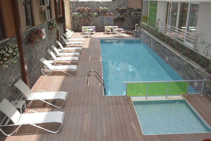 Imagen de la piscina del Saray Apart Hotel. Foto 16