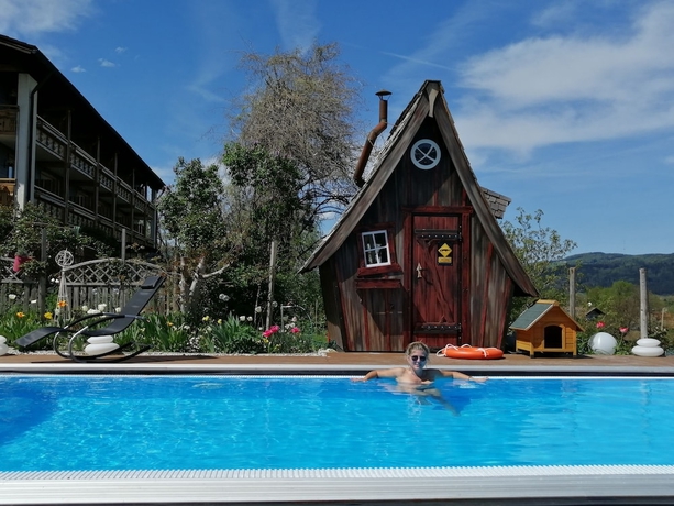Imagen de la piscina del Schlossberghof Marzoll. Foto 18