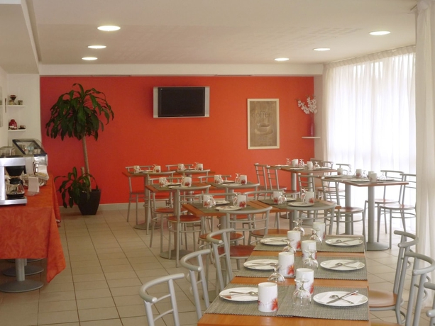 Imagen del bar/restaurante del Séjours and Affaires Paris-ivry. Foto 4
