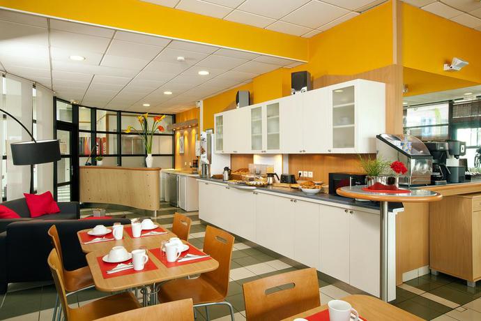 Imagen del bar/restaurante del Séjours and Affaires Rennes De Bretagne. Foto 2