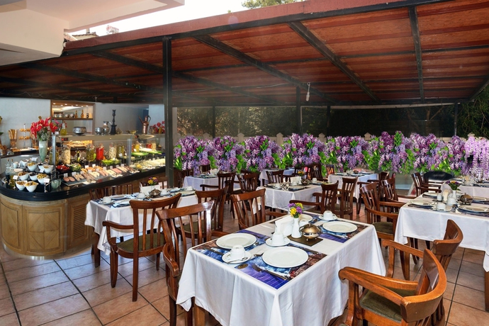 Imagen del bar/restaurante del Serenity Suit Hotel. Foto 6
