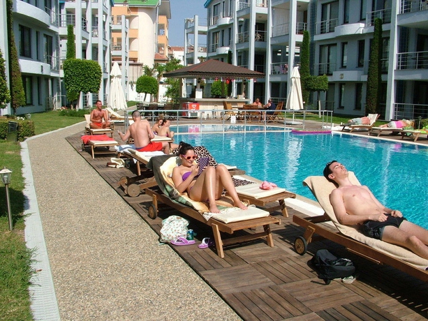 Imagen de la piscina del Side Garden Residence. Foto 15