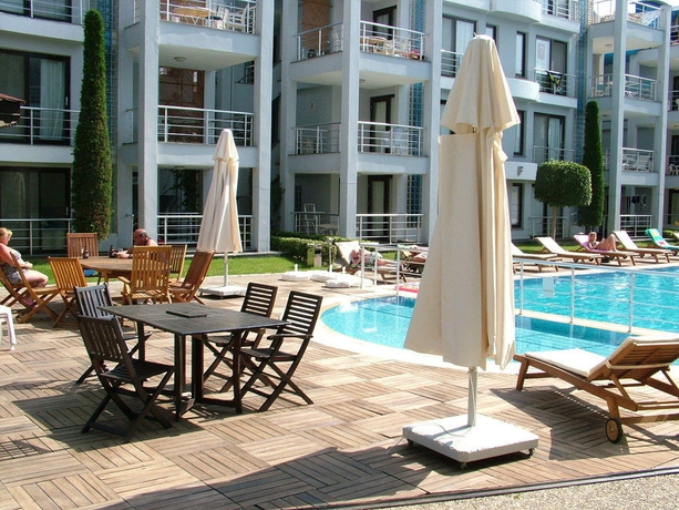 Imagen de la piscina del Side Garden Residence. Foto 16