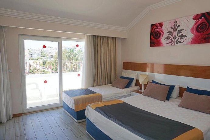Imagen de los exteriores del Side Legend Hotel. Foto 18