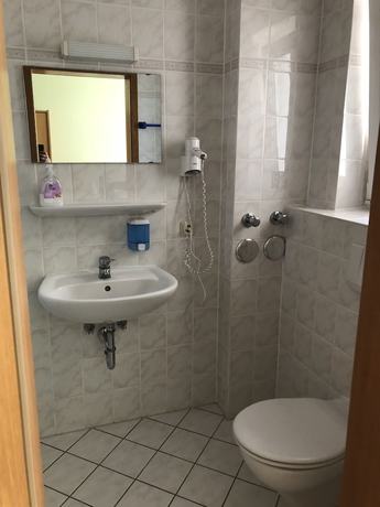Imagen de la habitación del Simona Hotel Frankfurt Airport. Foto 14