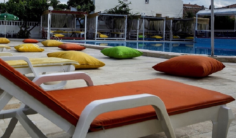 Imagen de la piscina del Siz İnn Otel. Foto 16