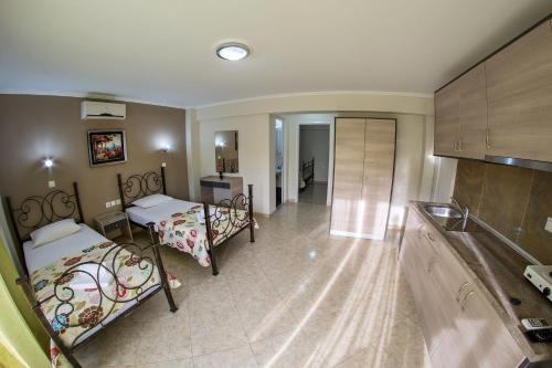 Imagen de la habitación del Sky Hotel, Sarti. Foto 4