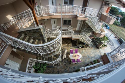 Imagen general del Sky Hotel, Sarti. Foto 1