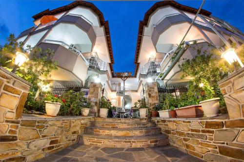 Imagen general del Sky Hotel, Sarti. Foto 2