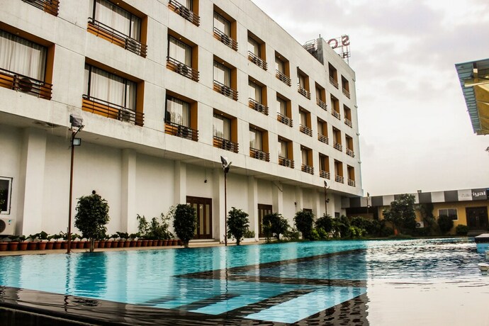 Imagen de la piscina del Solitaire Hotel And Resorts. Foto 20