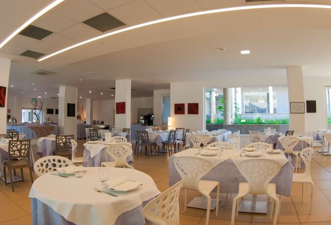 Imagen del bar/restaurante del Spiagge Bianche Resort. Foto 15
