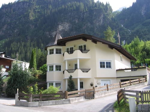 Imagen de los exteriores del S'schl&ouml;ssle. Foto 3