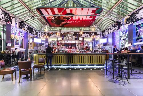 Imagen del bar/restaurante del St Christopher's Budget Hotel Paris - Gare Du Nord. Foto 4