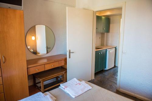 Imagen de la habitación del Stamos Hotel. Foto 6