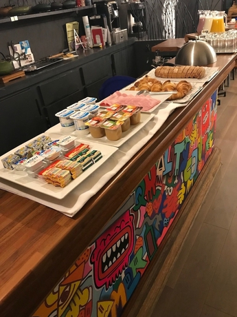 Imagen del bar/restaurante del Street Art Hotel. Foto 2