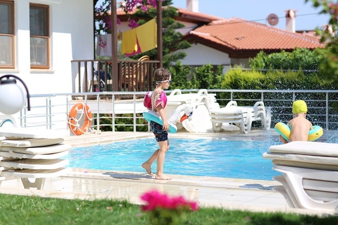 Imagen de la piscina del Su Apart Otel Akyaka. Foto 19