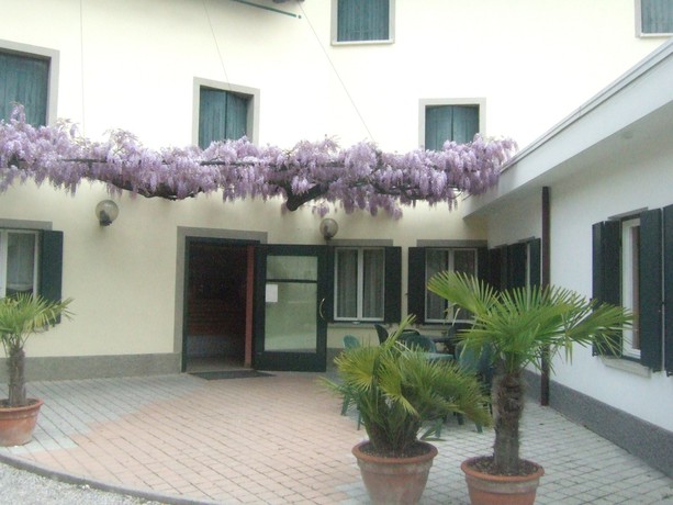 Imagen de los exteriores del Suite Maria. Foto 17