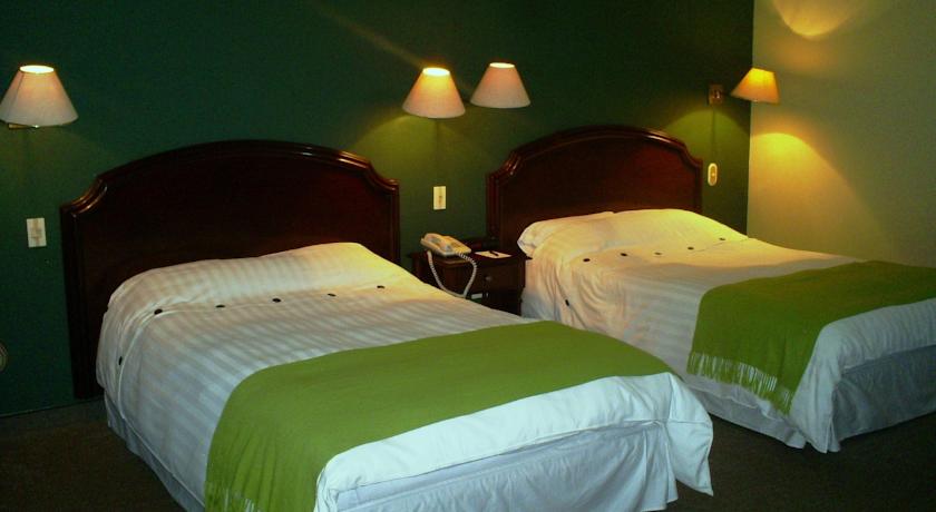 Imagen de la habitación del Suites Plaza Las Flores Aparthotel. Foto 4