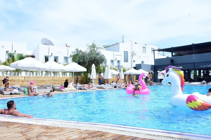 Imagen de la piscina del Sun Beach Resort Hotel. Foto 13