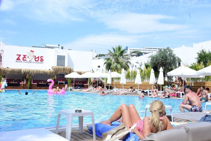 Imagen de la piscina del Sun Beach Resort Hotel. Foto 15