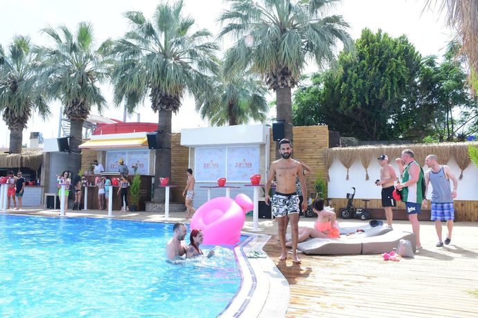 Imagen de la piscina del Sun Beach Resort Hotel. Foto 17