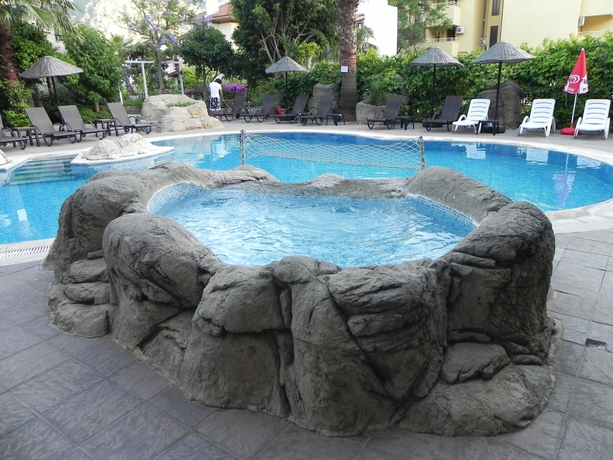 Imagen de la piscina del Sunblue Apart Hotel, Hisar&ouml;n&uuml;. Foto 14