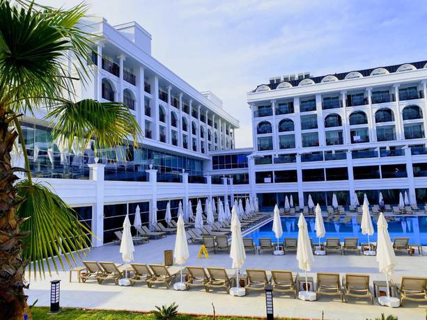 Imagen general del Sunthalia Hotels & Resorts Ultra All Inclusive Adults Only Party. Foto 3
