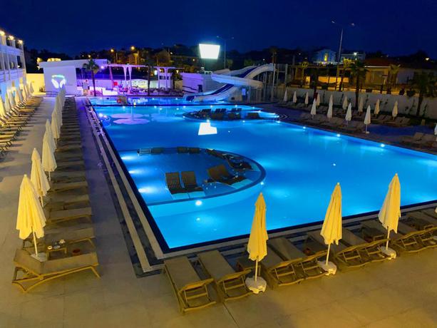 Imagen general del Sunthalia Hotels & Resorts Ultra All Inclusive Adults Only Party. Foto 5