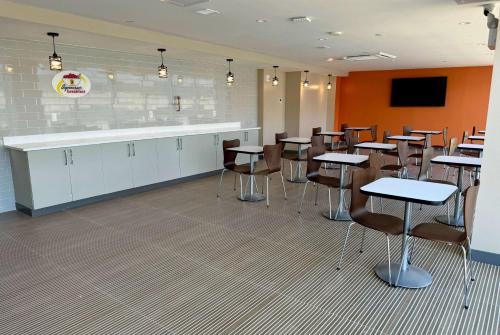 Imagen del bar/restaurante del Super 8 by Wyndham Bronx Near Stadium. Foto 3