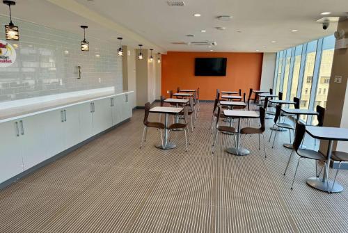 Imagen del bar/restaurante del Super 8 by Wyndham Bronx Near Stadium. Foto 4