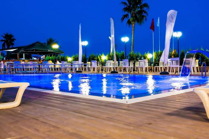 Imagen de la piscina del S&uuml;zer Resort Hotel. Foto 20