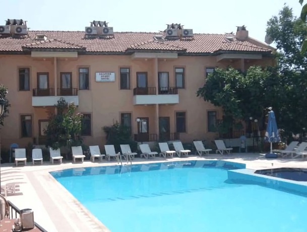 Imagen de la piscina del Suzanne Hotel. Foto 14