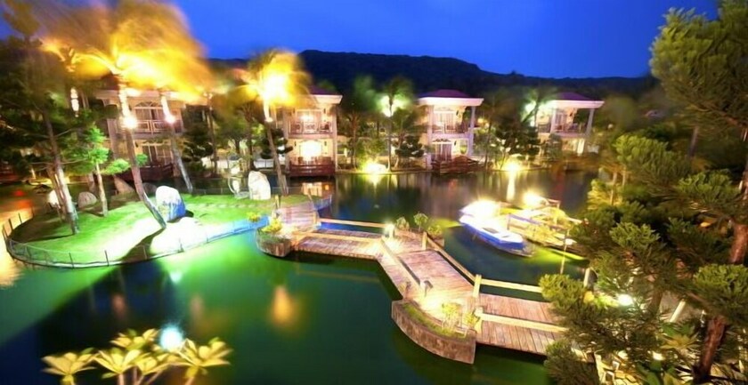 Imagen de los exteriores del Swan Lake Villa Resort. Foto 33