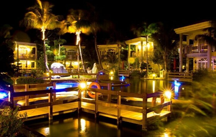 Imagen de los exteriores del Swan Lake Villa Resort. Foto 35