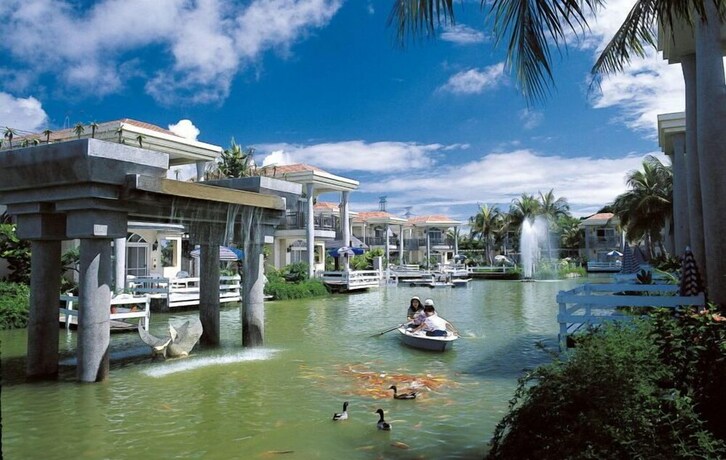 Imagen de los exteriores del Swan Lake Villa Resort. Foto 36