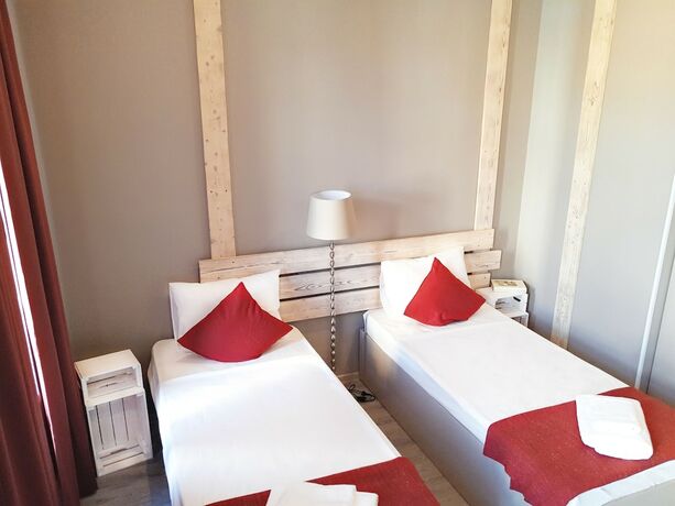 Imagen de la habitación del Sweet Village Hotel. Foto 23
