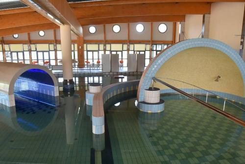 Imagen general del Szentesi Sport- &eacute;s &Uuml;d&uuml;lők&ouml;zpont. Foto 8