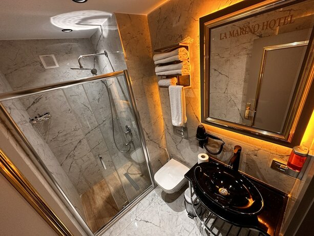 Imagen de la habitación del Taksim La Marino Hotel. Foto 16