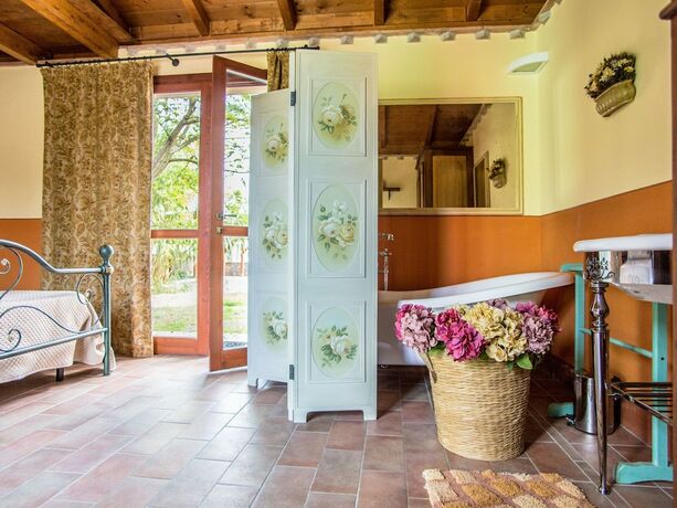 Imagen de la habitación del Tasteful Apartment In Roselle Terme With Fenced Garden. Foto 13