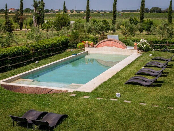 Imagen de la piscina del Tasteful Apartment In Roselle Terme With Fenced Garden. Foto 20