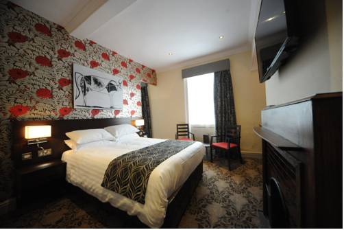 Imagen de la habitación del The Bull Hotel. Foto 15
